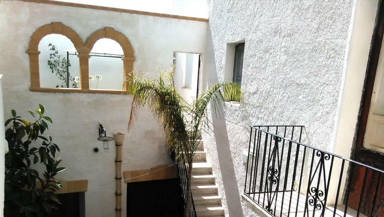 La Corte Di Zaccaria مازارا ديل فالو المظهر الخارجي الصورة