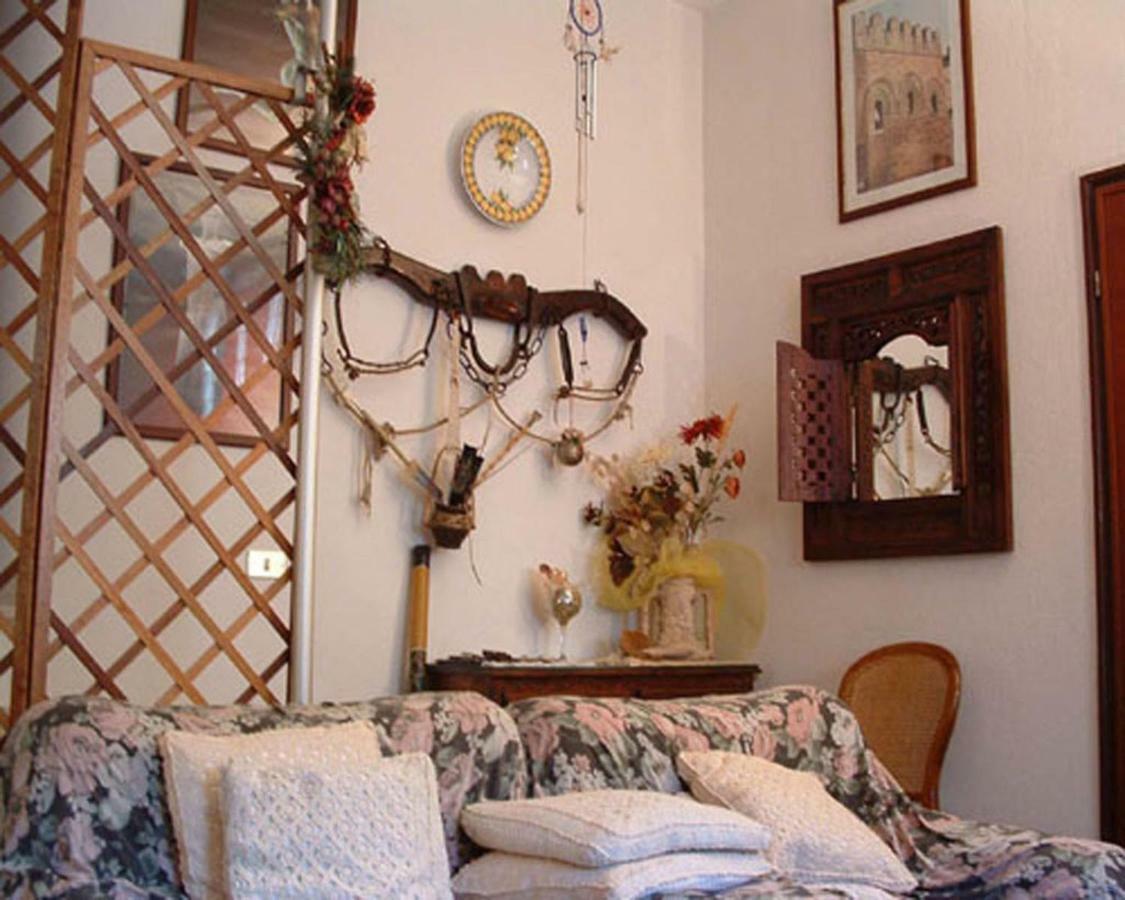 La Corte Di Zaccaria مازارا ديل فالو المظهر الخارجي الصورة