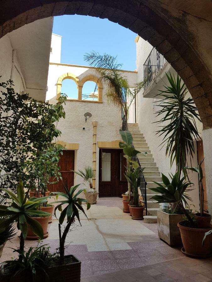 La Corte Di Zaccaria مازارا ديل فالو المظهر الخارجي الصورة